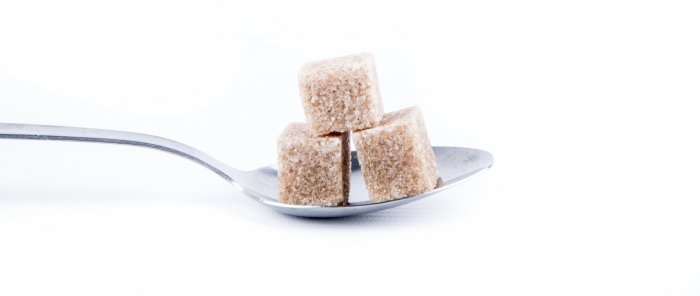 Zvýšená hladina cukru v krvi způsobuje sekreci hormonu inzulínu z β-buněk Langerhansových ostrůvků v slinivce břišní