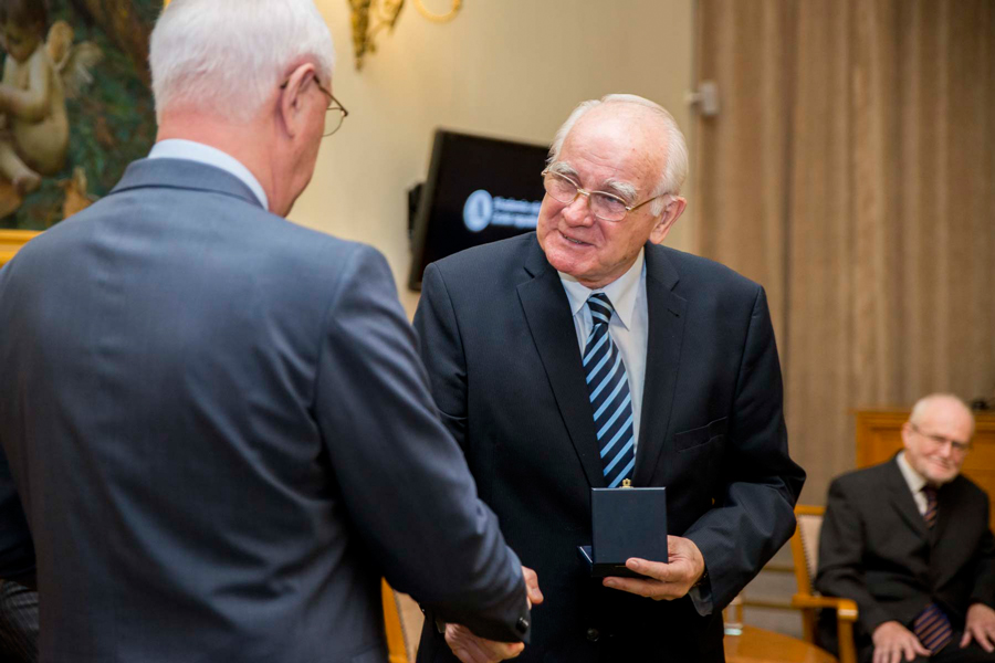 Prof. Bohuslav Oštádal was awarded G. J. Mendel Honorary Field Medal - 160309 05