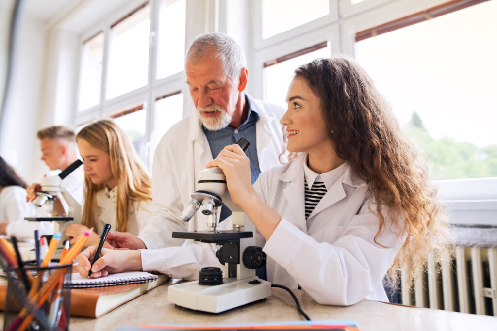 Studenti a kariéra - senior teacher teaching biology to students in lab 2023 11 27 05 23 48 utc